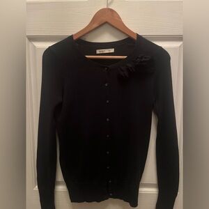 PRE-OWNED OLD NAVY WOMEN'S BLACK CARDIGAN WITH ROSETTE ACCENT- X-SMALL